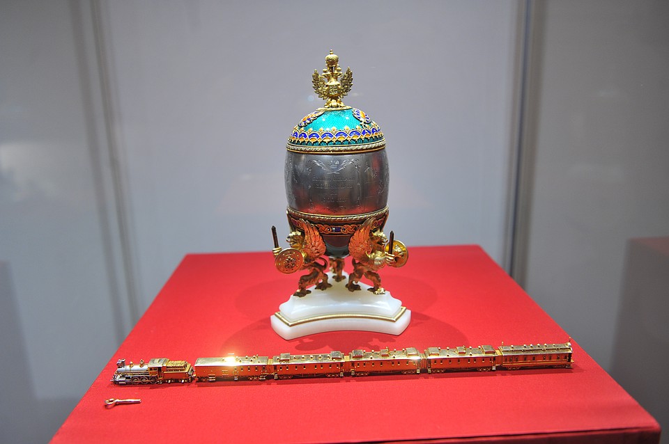 фаберже магистраль. яйцо фаберже поезд сибирский. яйцо фаберже поезд сибирский. фаберже транссибирская магистраль. яйцо фаберже с моделью сибирского поезда.